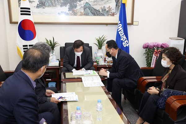 ▲명현관 해남군수는 19일 2021년 국비 확보를 위해 이낙연 국회의원을 만나 지역 현안사업에 대한 예산반영을 요청했다.(사진제공=해남군)