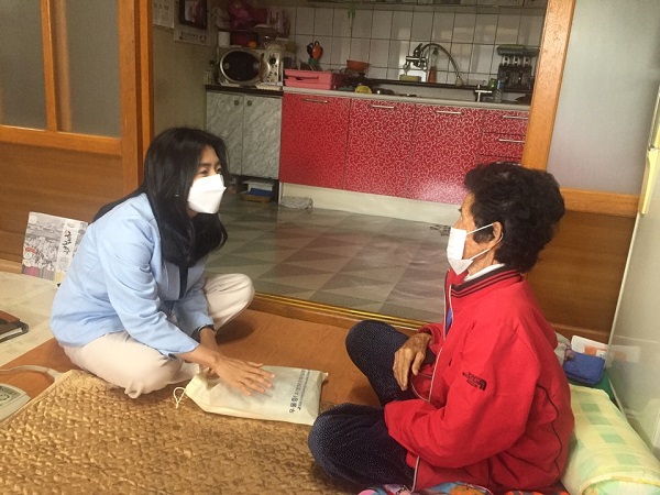 ▲가정방문 상담 및 힐링 꾸러미 제공 장면(사진제공=강진군)