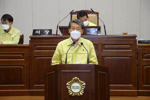 ▲김순호 구례군수는 23일에 열린 제277회 구례군의회 정례회에서 시정연설을 통해 내년도 군정운영 방향을 제시했다.(사진제공=구례군)