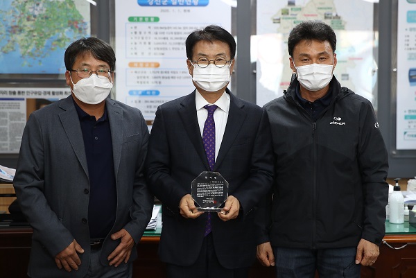 ▲이승옥 강진군수가 지난 23일 사단법인 한국절화협회로부터 감사패를 받았다.(사진제공=강진군)