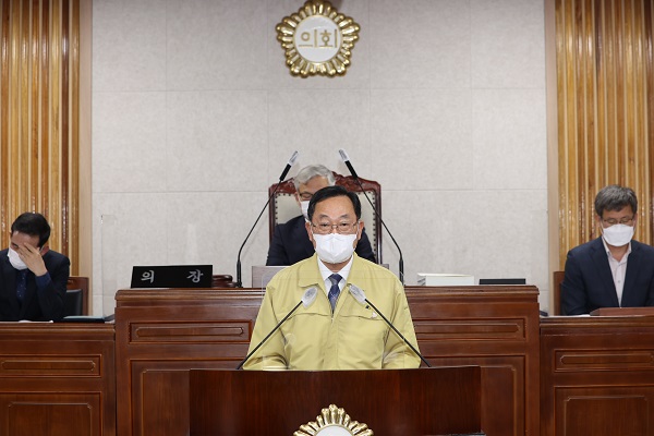 ▲명현관 해남군수는 24일 해남군의회 정례회 시정연설을 통해 2020년도 군정성과와 내년도 군정 운영의 방향을 제시했다.(사진제공=해남군)