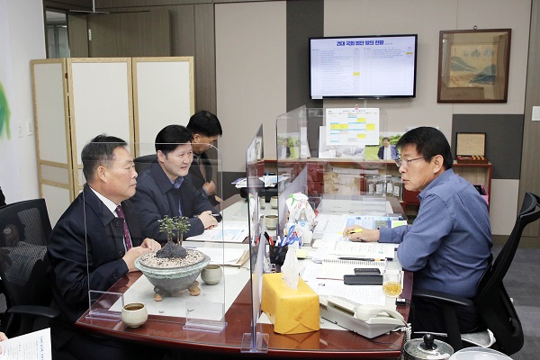 ▲김산 무안군수가 더불어민주당 서삼석 국회의원을 만나 지역현안사업을 설명하고 내년도 국고예산 확보를 위한 협조를 요청했다.(사진제공=무안군)