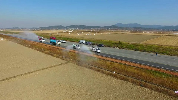 ▲영암군은 철새도래지인 영암호 주요 도로 및 농로 등 주변 농가에 대하여 집중방역 소독을 실시한다.(사진제공=영암군)