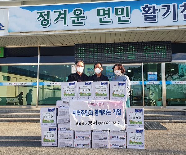 ▲㈜경서는 지난 24일 면사무소를 찾아 라면 50박스를 기탁했다.(왼쪽부터 백인상 월야면장, 박상규 ㈜경서 대표)