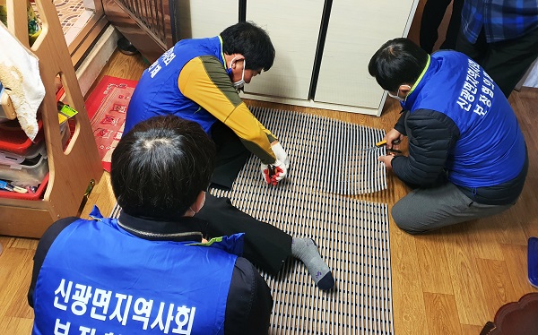 ▲함평군 신광면은 지역취약계층 50개 가구에 화장실 미끄럼방지 매트를 설치했다.(사진제공=함평군)