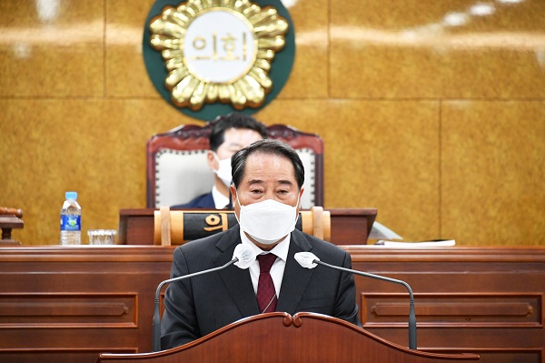 ▲최형식 담양군수가 25일 열린 제299회 담양군의회 제2차 정례회에서 시정연설을 통해 내년도 군정운영방향을 제시했다.(사진제공=담양군)