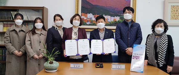 ▲함평군보건소와 함평문화원이 치매극복 선도단체 업무협약을 체결하고 기념촬영을 하고 있다.(사진제공=함평군)