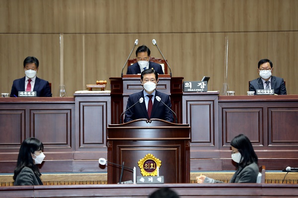 ▲이용섭 광주광역시장이 27일 오전 시의회 본회의장에서 열린 제294회 광주광역시의회 제2차 정례회 제3차 본회의에 참석해 2021년도 광주광역시 세입·세출예산안 제출과 관련한 시정연설을 하고 있다.(사진제공=광주광역시)