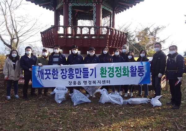 ▲장흥군 장흥읍 행정복지센터는 지난 26일 천지인둘레길 환경정화 및 탐방로 정비에 나섰다.(사진제공=장흥군)