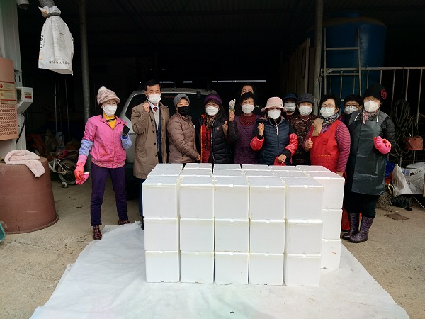 ▲함평군 해보면 여성자원봉사회는 지난달 30일 사랑의 김장김치 나눔행사를 전개했다.(사진제공=함평군)