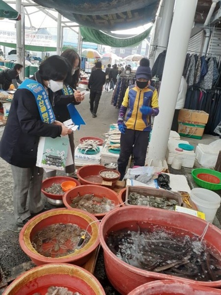 ▲영암군은 수산물 원산지 미표시 판매 행위 등에 대해 연중 지도·단속을 실시한다.(사진제공=영암군)