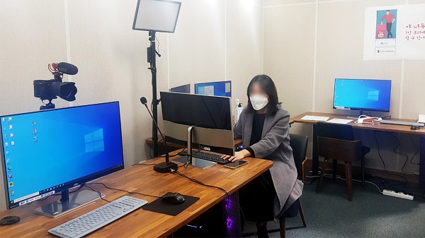 ▲1인 미디어 창작실 유튜브 방송 준비 모습(사진제공=무안군)