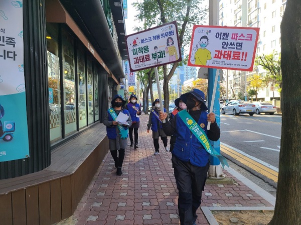 ▲목포시가 코로나19 확산방지 캠페인을 실시하고 있다.(사진제공=목포시)