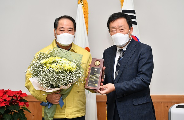 ▲최형식 담양군수가 3일 전국 시장군수구청장협의회로부터 공로패를 받았다.(사진제공=담양군)
