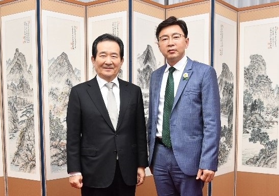 ▲지난 11월 18일 김철우 보성군수는 정세균 국무총리 만나 보성 고속열차 등 지역 현안 건의 한바 있다.(사진제공=보성군)