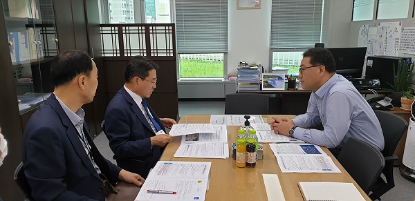 ▲지난 7월 기획재정부를 방문한 권오봉 여수시장이 유병서 기획재정심의관을 만나 ‘2026 여수세계섬박람회’ 개최 당위성을 피력하며 국제행사 승인과 정부 지원을 적극 건의하고 있다.(사진제공=여수시)