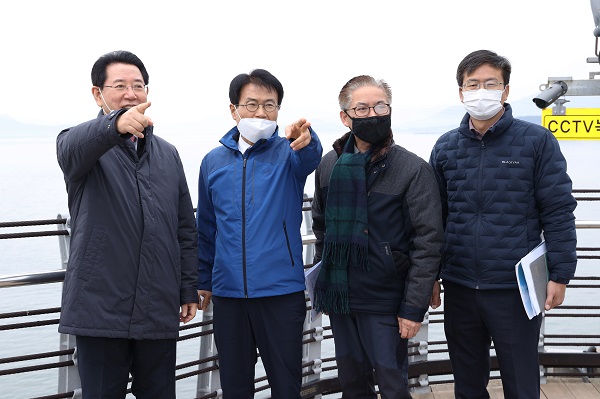 ▲지난 7일 이승옥 강진군수가 ‘가우도 관광지 조성계획’에 대해 브리핑하고 있다.(사진제공=강진군)