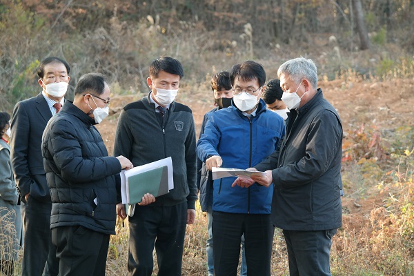 ▲이승옥 강진군수가 청소년 문화예술특화수련시설 부지를 방문해 현장을 돌아보고 있다.(사진제공=강진군)