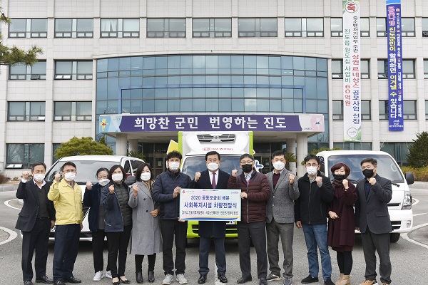 ▲진도군은 9일 진도군청 앞에서 사회복지서비스 차량 전달식을 가졌다.(사진제공=진도군)