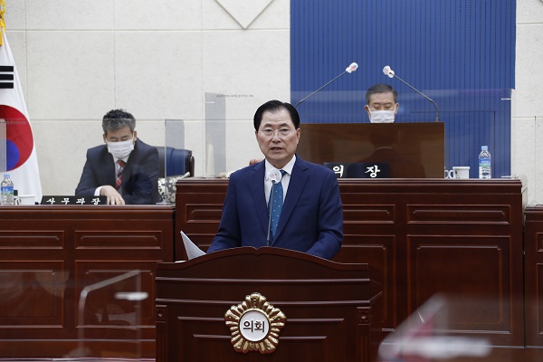 ▲신우철 완도군수는 9일 완도군의회 제286회 제2차 정례회에서 2021년도 예산안 제출 시정연설을 통해 군정 운영 방향을 설명했다.(사진제공=완도군)