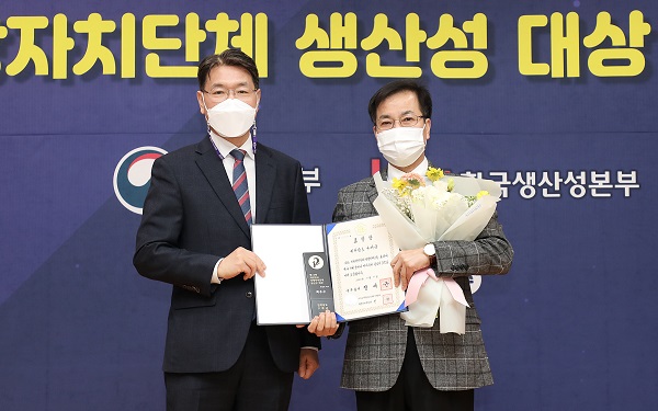 ▲구례군은 지난 9일 제10회 지방자치단체 생산성대상에서 최우수상으로 국무총리 표창을 수상했다.(사진제공=구례군)