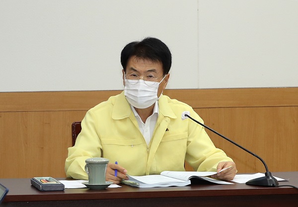 ▲코로나19 관련 대응 회의를 주재중인 이승옥 강진군수 모습.(사진제공=강진군)