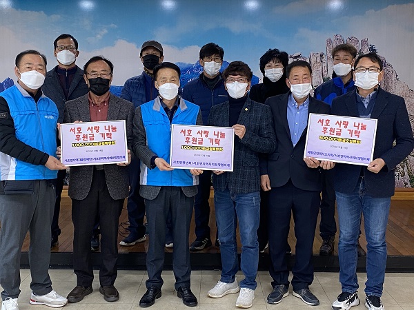 ▲영암군 서호면은 서호면 지역사회보장협의체가 지난 14일 면사무소에서 관내 단체의 후원금 기탁식을 가졌다.(사진제공=영암군)