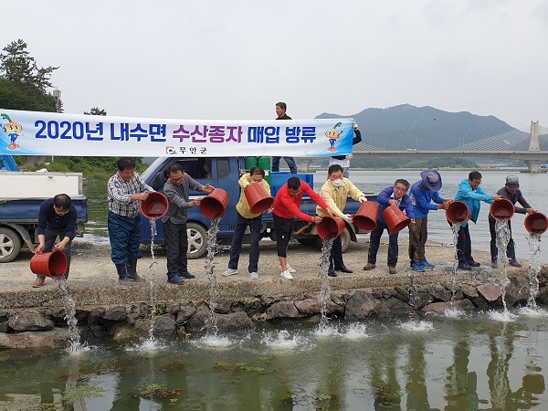 ▲무안군은 어족자원 증강을 위한 종자 방류 사업을 추진하고 있다.(사진제공=무안군)