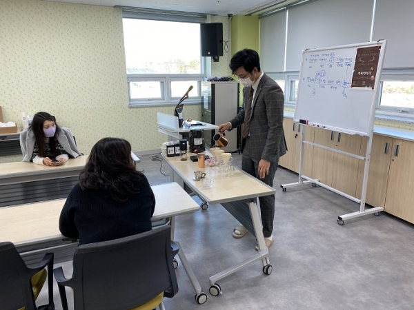 ▲강진군은 지난 17일 강진군 청년지원센터에서 ‘청년 창업과 커피 이야기’ 강연을 실시했다.(사진제공=강진군)
