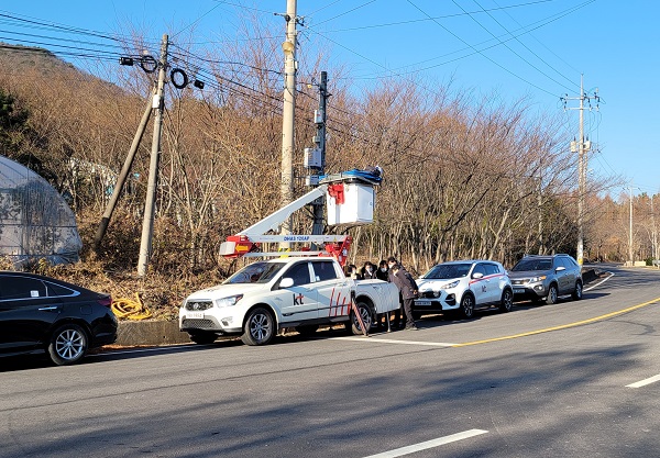 ▲웅치면 대산리 제암산 입구 마을 초고속 인터넷 설치 및 속도 측정 모습(사진제공=보성군)