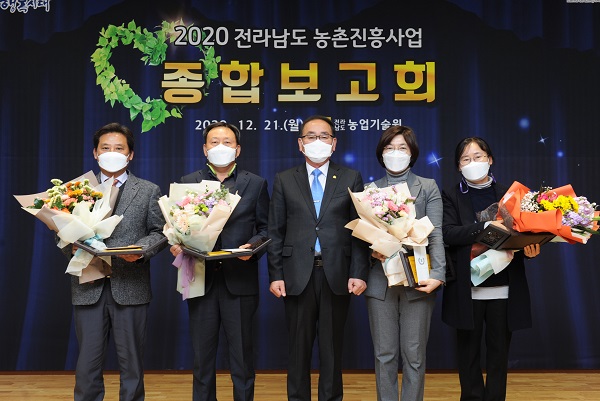 ▲강진군농업기술센터가 지난 21일 전라남도 농촌진흥사업 종합보고회에서 지역농업특성화 분야 ‘우수’ 수상했다.(사진제공=강진군)
