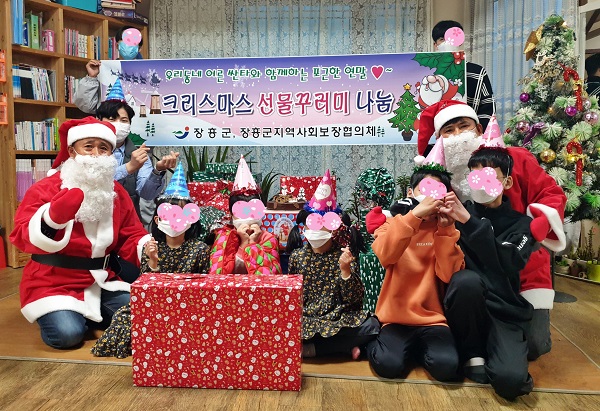 ▲장흥군은 장흥군지역사회보장협의체와 함께 크리스마스 선물꾸러미 나눔 행사를 진행했다.(사진제공=장흥군)