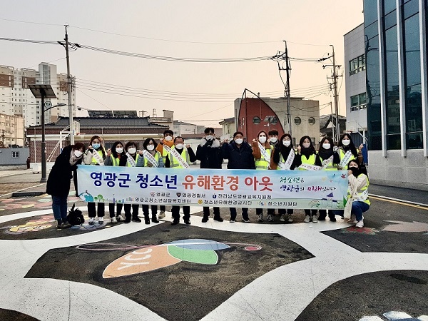▲영광군은 지난 22일 영광읍 일대를 중심으로 청소년 유해환경개선을 위한 지도점검 활동을 전개했다.(사진제공=영광군)