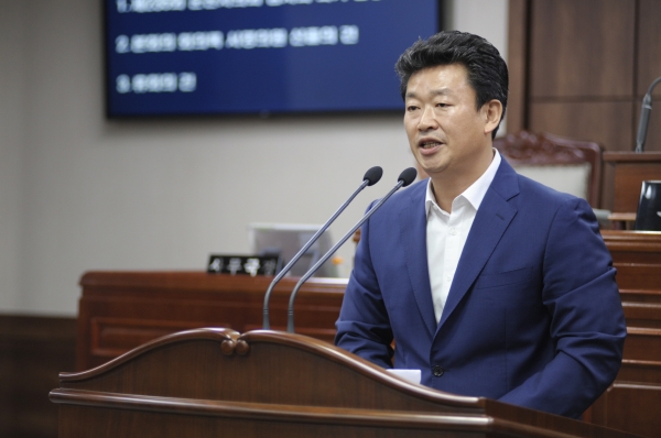 ▲김병권 순천시 의원이 한국공공정책학회가 주최하고 한국공공기관연구원과 한국사회공헌협회에서 주관하는 ‘2020년 대한민국 공공정책대상 지방의정부분대상’을 수상했다.(사진제공=순천시 의회)