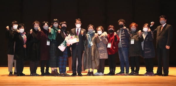 ▲이승옥 강진군수와 제3대(2019년~2020년) 푸소체험연구회임원진(사진제공=강진군)