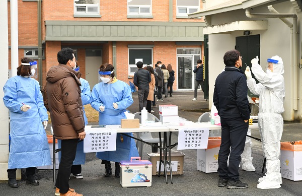 ▲담양군이 29일 군청 전 직원을 대상으로 코로나19 전수검사를 실시했다.(사진제공=담양군)