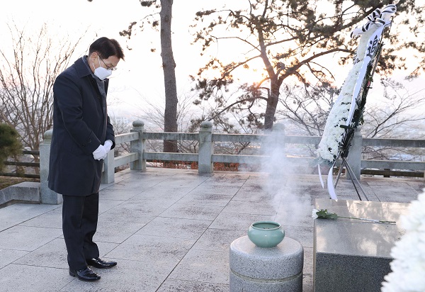 ▲이승옥 강진군수 신축년 충혼탑 참배 모습(사진제공=강진군)