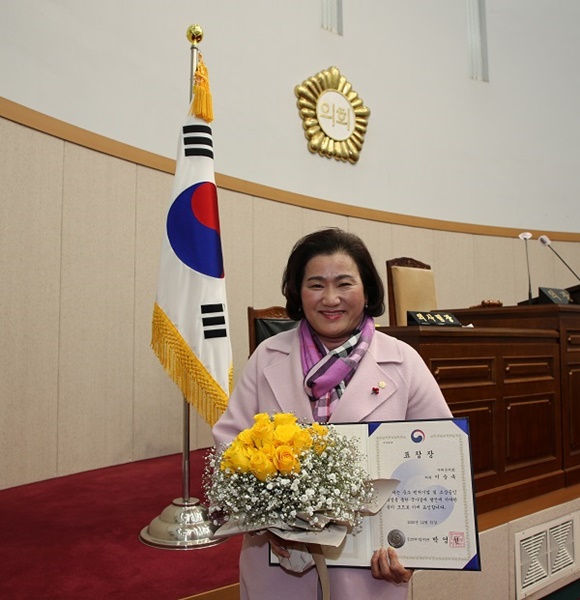 ▲구례군의회 이승옥 의원은 중소벤처기업부 장관상을 수상하는 영예를 안았다.(사진제공=구례군의회)