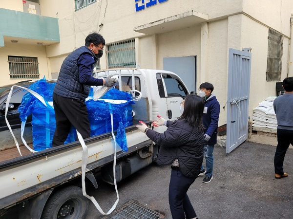 ▲목포시가 대설에 사전 대비하기 위해 친환경 제설제를 배부했다.(사진제공=목포시)