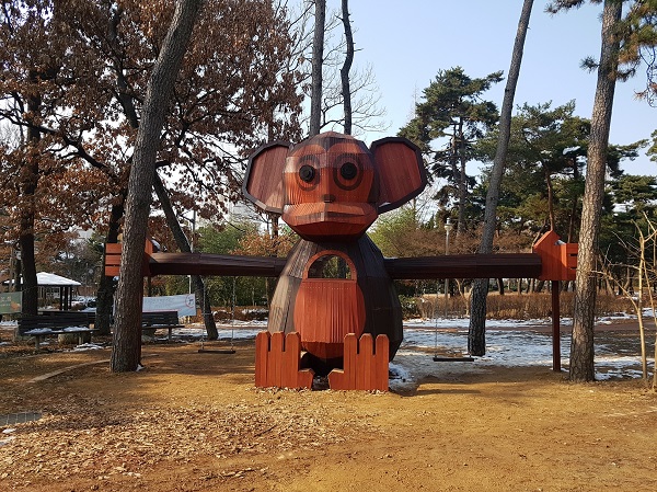 ▲경암근린공원 원숭이 그네(사진제공=광산구)