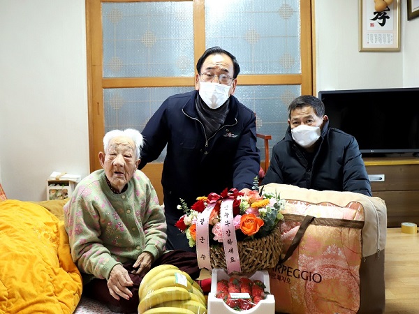 ▲김준성 영광군수는 지난 7일 최고령 장수 어르신을 방문하고 무병장수를 기원했다.(사진제공=영광군)