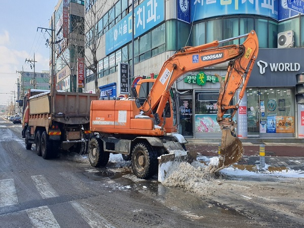 ▲영광군은 중장비 34대, 인력 60명을 동원, 영광읍 시가지 잔설 작업을 실시했다.(사진제공=영광군)