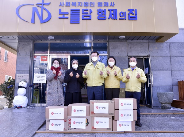 ▲이용섭 광주광역시장이 13일 오전 남구 아동양육시설인 노틀담형제의 집을 방문해 운영실태를 점검하고 시설 종사자와 거주 아동들을 격려한 뒤 물품을 전달하고 있다.(사진제공=광주광역시)
