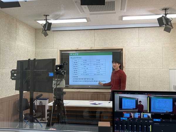 ▲함평군농업기술센터 내 온라인 스튜디오에서 센터 소속 전문 지도사들이 교육영상을 촬영하고 있는 모습(사진제공=함평군)