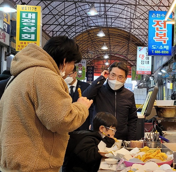 ▲권오봉 여수시장이 전통시장을 찾아 상인들을 격려하며 민생행보를 이어나갔다.(사진제공=여수시)