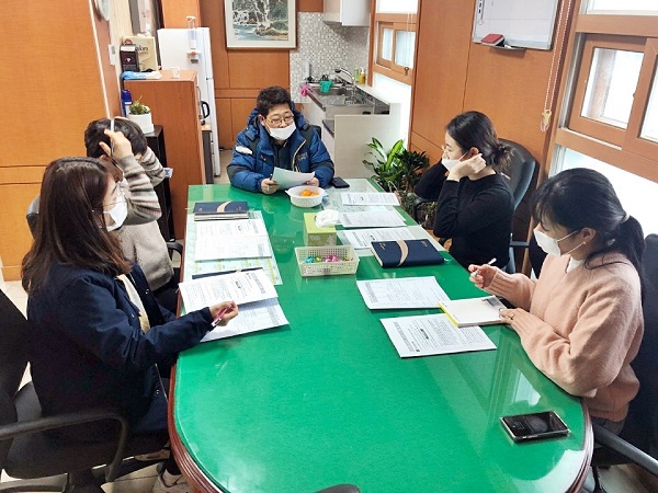 ▲장흥군은 기초생계급여 부양의무자 기준 폐지 읍면을 순회하며 교육 및 홍보 활동을 펼치고 있다.(사진제공=장흥군)