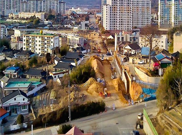 ▲장흥군은 2019년 12월 착공한 장흥고~코아루~북부로 간 군 계획도로 개설 공사가 40%의 공정률을 보이며 순조롭게 진행 중이다.(사진제공=장흥군)