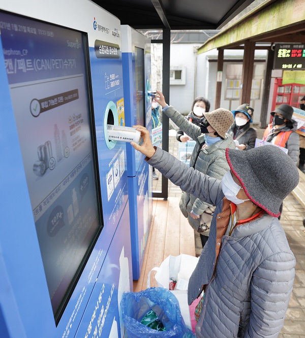 ▲지원1동 재활용동네마당에 설치된 자원순환 회수로봇(사진제공=동구)