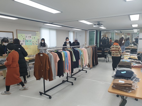 ▲ 동구는 다문화가족 대상 ‘의류 나눔’ 행사를 진행했다.(사진제공=광주 동구)