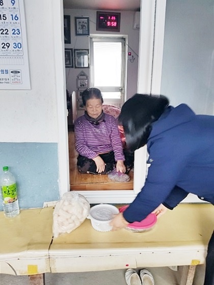 ▲장흥군 장평면 지역사회보장협의체는 지난 26일 고령의 홀몸 어르신들을 위해 밑반찬 나눔 재능 기부 봉사 활동을 펼쳤다.(사진제공=장흥군)
